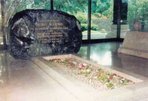 foto Suharto Membunuh Sukarno