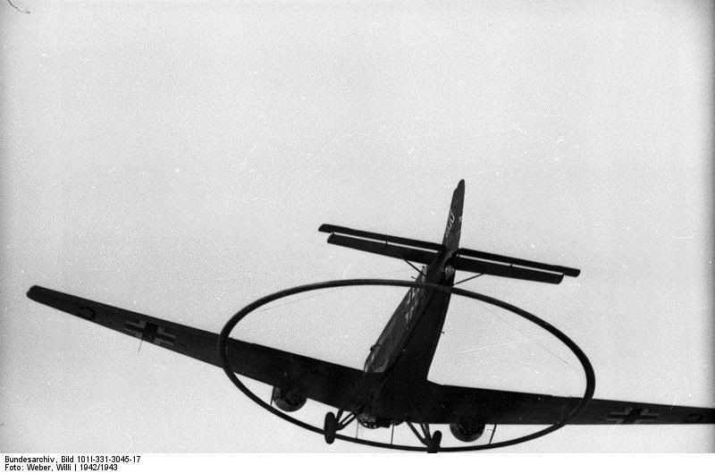 Bundesarchiv_Bild_101I-331-3045-17__Russland__Ju_52_mit_Minensprengring.jpg